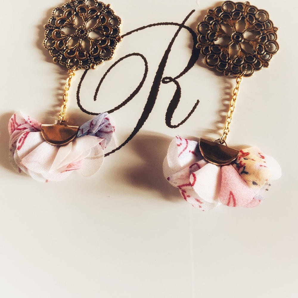 Pink and white gold Dangly Flowered Earrings